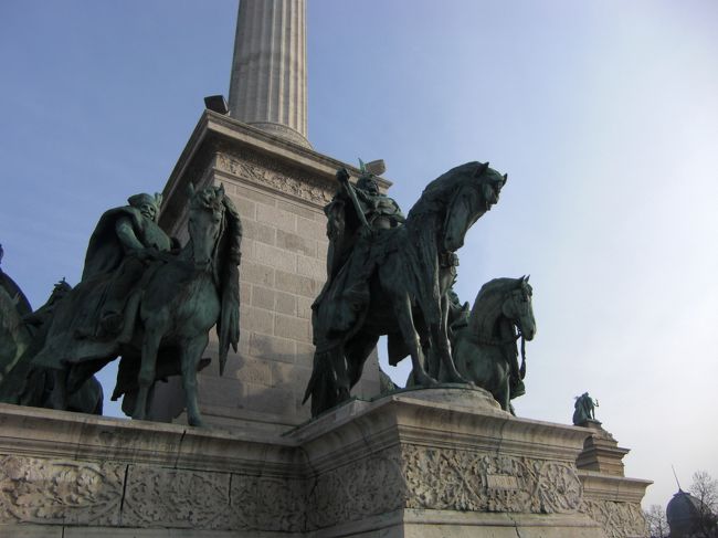 この足元の彫刻です。一つ一つが迫力満載。