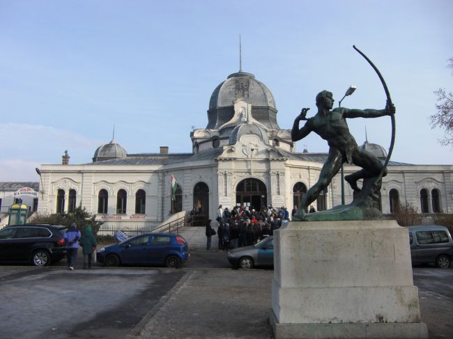 近くの建物に子供たちが吸い寄せられていく。なに？どんな重要な建物なの？