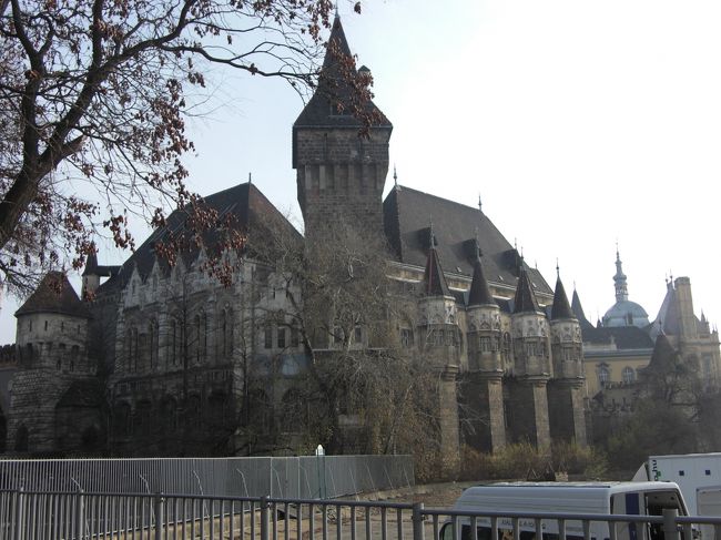 スケート場のそばにはすてきなお城が。行ってみます。