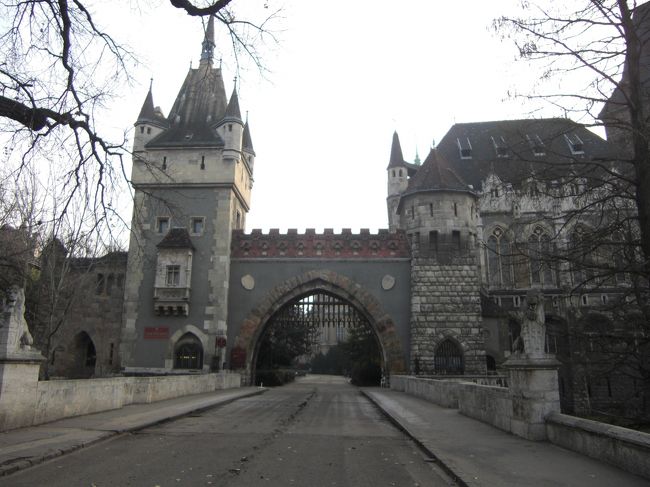 ここ入っていいの？無料なの？とびくびくしながら門をくぐります。