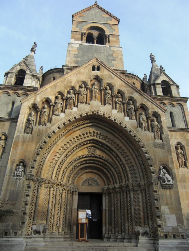 中には趣きの変わった建物。今はレストランのようでした。