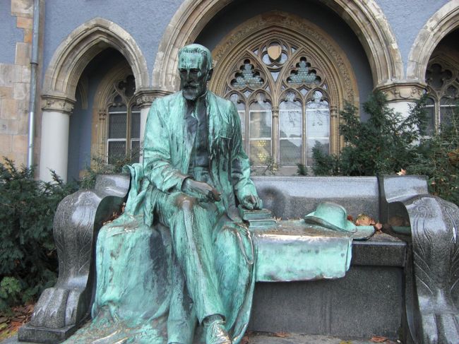 そして、やはりあちこちに彫像。みんなが座って写真を撮ったのね、と分かるように彫像の男性の右横はピカピカ。