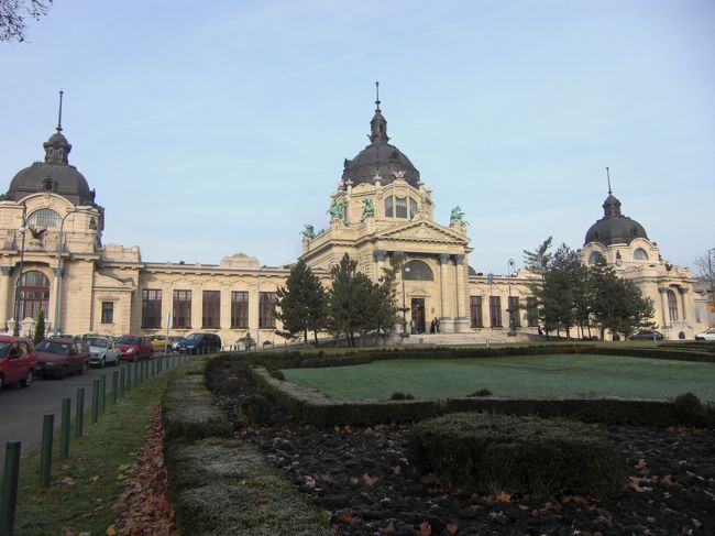 そのそばには、かの有名なセーチェニ温泉。もうこれは城よ。