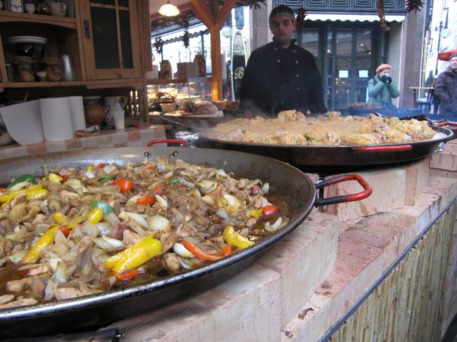 マーケットの屋台で空腹を満たしましょう。これこれ、野菜のパプリカ炒め、いただきました。