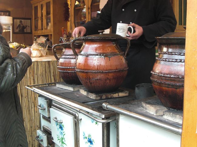 あと、ホットワインね。これはカップを返すと５００フォリント戻ってきました。