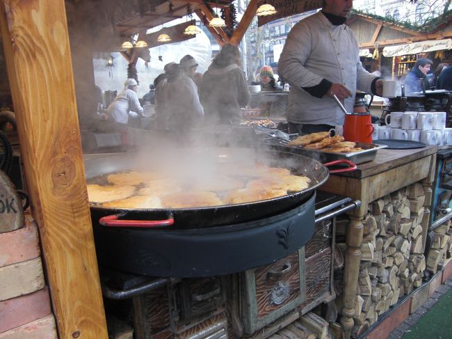 それとジャガイモの細切りをまとめて油で揚げたトーチニ。これは二人で一つ食べても、油ギッシュすぎて胸焼けしました。でも、これをおばあちゃんたちが平気でペロリと食べていましたね。