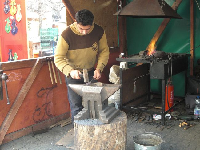 マーケットには鍛冶屋さんもいました。