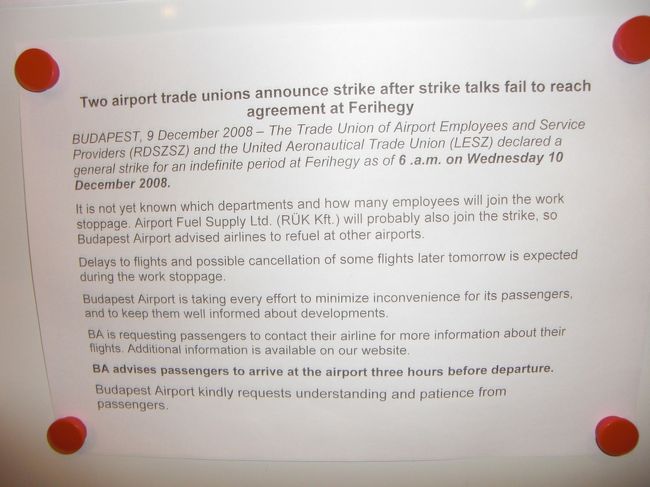 ホテルに帰るとエレベーターに一枚の貼り紙が。なんとフェリヘジ国際空港がストライキのため閉鎖されたとのこと。ええー！明日無事帰れるのだろうか？テレビを見ても、マジャール語なので状況が分からない。