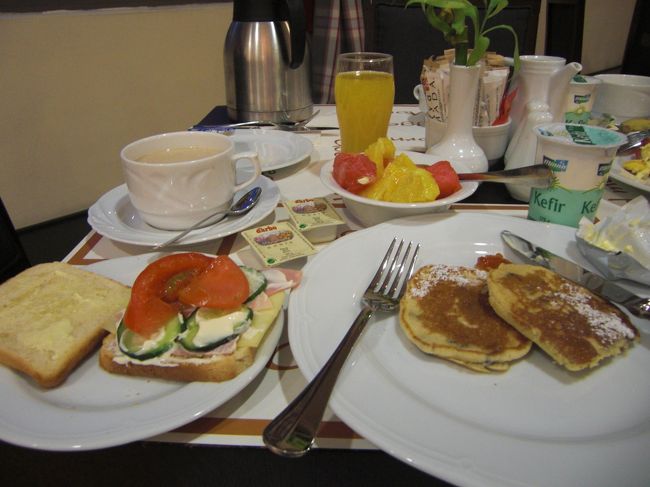 出発の朝。暗い気持ちで朝ごはん。でも思いっきり食べる。とにかく早めに空港に行くことに。