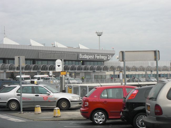 外国の航空会社の飛行機のみ動き始めた。やれやれ。でも、たくさんの人たちが出発を待っていたので、早いもの勝ちで乗ることに。空港の中も混乱していたのか、ターミナルＡとＢを行ったり来たりしなければいけませんでした。