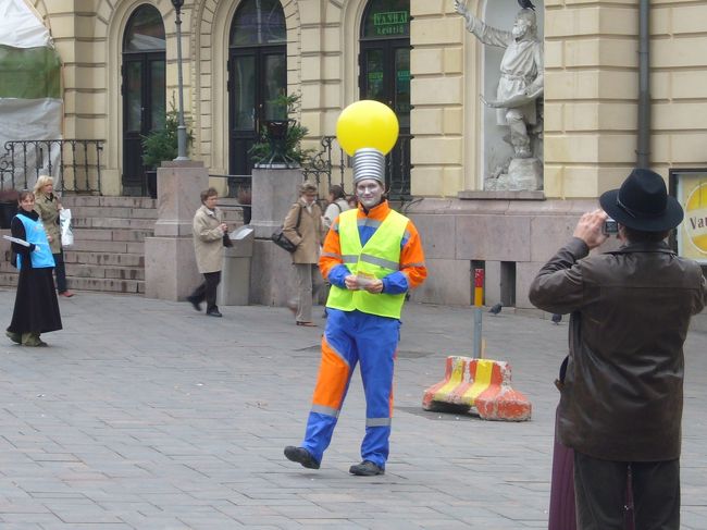 　ヘルシンキ市内で見かけたなんかの広告ピエロです。