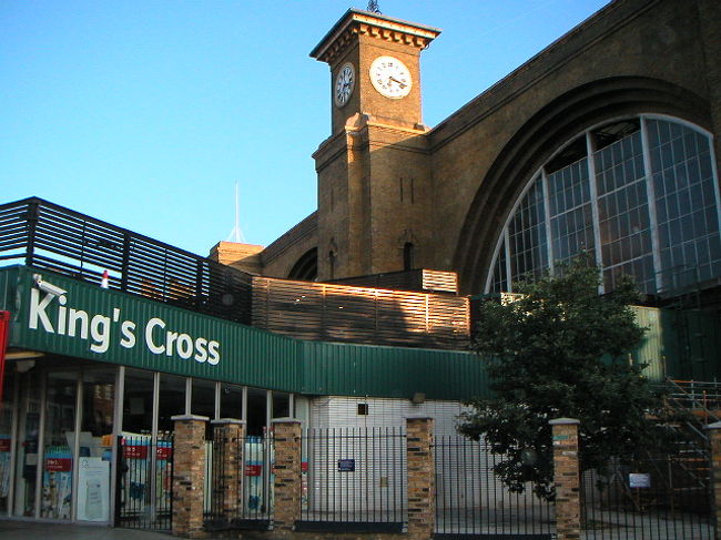 2005/6/18 Sat.<br /><br />早朝6時から活動開始！<br />さすがにこの時間は人通りもほとんどなく静かです。<br /><br />バスでキングズクロス駅へ。<br />ここからインターシティー（日本で言う特急）に乗って、ロンドンから北へ約300kmにある、ヨークへ向かいます。<br /><br />