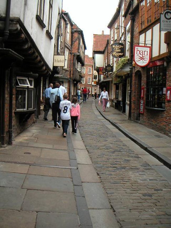 旧市街の周囲は城壁に囲まれていて、お散歩にはちょうどいいかも。<br /><br />ここは、とっても雰囲気の良い路地「シャンブルズ」。