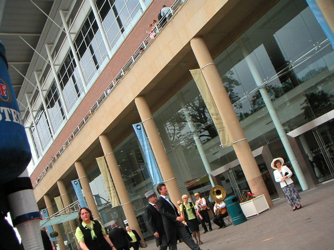 ヨークへ来た目的は、ここ。ヨーク競馬場です。<br />今年はヨーク競馬場で王室主催の競馬の祭典「ロイヤル・アスコット」が開催されます。（アスコット競馬場改装中のため）<br /><br />もちろん、ドレスコードありですよ。私もスーツ姿です。