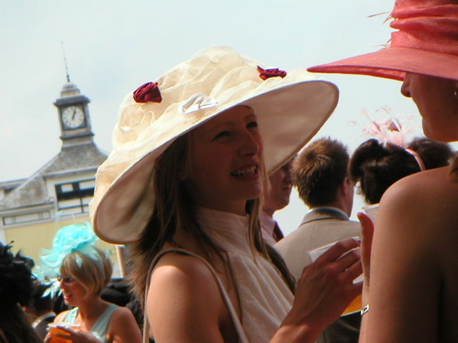 女性は帽子着用。<br />みなさん、素敵な帽子をかぶっています。まるでファッションショー。<br /><br />それにしても、イギリスの女性は美しすぎる！！<br />