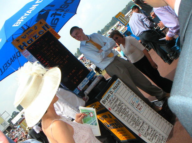 馬券はこんな感じで、パラソル広げて何箇所かで売ってます。それぞれが独自に発売しているので、オッズも微妙に違います。