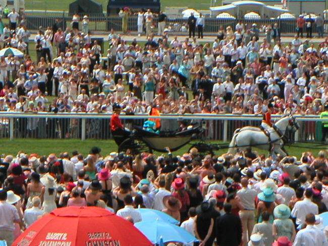 たくさんの人、人、人・・・。<br />みなさんビールorシャンパンを片手に競馬を楽しんでいます。ほんとに優雅で陽気で、「紳士・淑女の社交場」という言葉はこんな風景のことを言うんだと納得してしまいます。日本の競馬場の雰囲気とは明らかに異なります。<br /><br />そして、レース開始30分前には、エリザベス女王が馬車に乗ってご来場されました。（馬車に乗った2人のうち、手前が女王様）