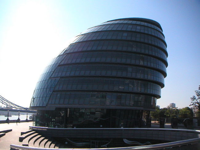 2005/6/19 Sun.<br /><br />この日は観光名所めぐりに徹した1日。「ロンドンと言えばココ！」、という所をおさえて来ました。<br /><br />まずはシティーホール。面白い型してます。