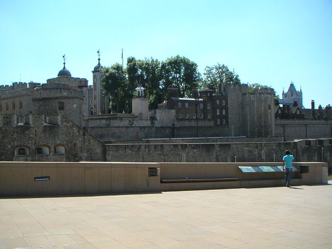 ロンドン塔<br /><br />牢獄として使われていた頃は、処刑執行場だったため、今でも幽霊が出るという噂が・・・。