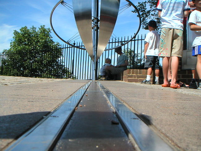 グリニッジの旧王立天文台にある、経度0度のライン。<br />線の右側が東半球、左側が西半球。<br /><br /><br /><br />