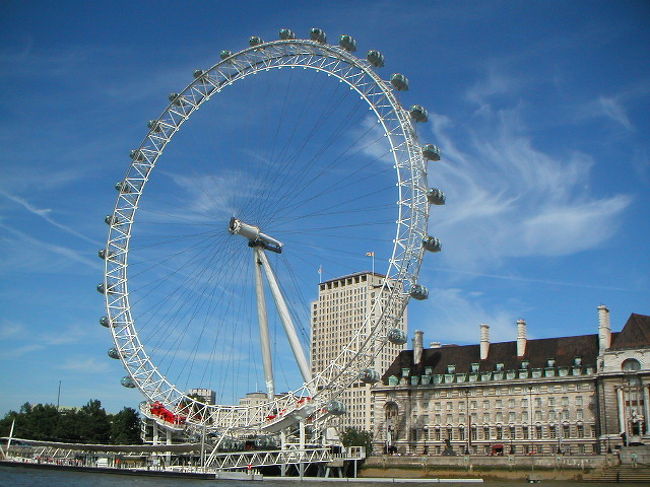 グリニッジ桟橋からフェリーに乗って、テムズ川クルーズ。<br />先程見て来た、タワーブリッジ、ロンドン塔、シティーホール、テート・モダンなどを今度は川の上から眺めながら市内中心部へ戻ります。<br />そして新名物、ロンドンアイ。大きな観覧車です。