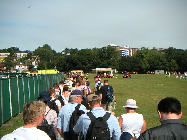 2005/6/21 Tue.<br /><br />ウィンブルドンテニス2005の2日目を観戦します。<br />開場1時間前の9時に会場へ到着したのですが、既に長〜〜〜い列ができていました。<br /><br />列の最後尾を探し順番に並ぶと整理券が渡されます。その番号は、なんと3277番。気が遠くなりそう・・・。<br /><br />10時をまわると少しずつ列が動き出し、お昼前に開場入りできました。