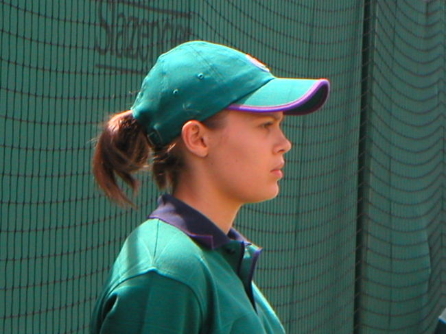 ボールボーイ・ボールガールは、地元中学から選抜された子供たち。数ヶ月間の厳しい研修を受けただけあって、試合の流れを滞らせることなく、実にお見事。