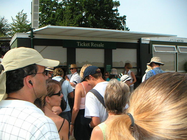 グラウンドコートで観戦を続けても良かったのですが、やはり、遠くロンドンまで来て諦めきれません。<br /><br />憧れのセンターコートで試合を観戦したい！という思いが強く、チケットリセール窓口へ並びました。<br /><br />（センターコートチケット保有者が帰るときに、任意で回収ボックスにチケットを入れると、その分が再販される仕組みになっています。）