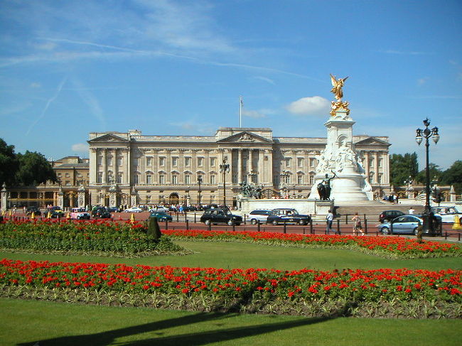 2005/6/22 Wed.<br /><br />バッキンガム宮殿。たくさんの観光客です。<br />衛兵交替式を良いポジションで見たい場合は、早めに行って場所を確保することをお勧めします。<br />