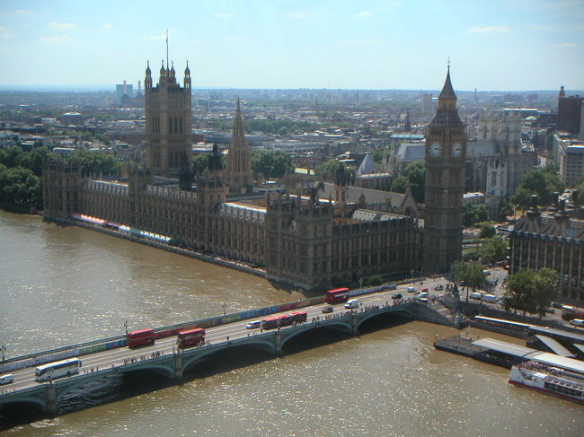 ロンドン・アイ（大観覧車）に乗りました。<br /><br />テムズ川越しに見る、国会議事堂（ビッグベン）。