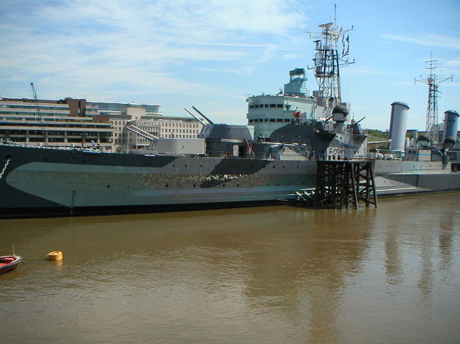 HMSベルファスト号<br /><br />第2次大戦で活躍した軍艦。テムズ川のタワーブリッジ近くに停泊しています。<br />狭い船内は、当時の様子をリアルに再現していて、マニアな人にはオススメです。