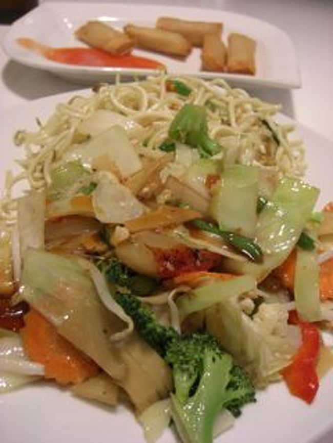 ケルンに到着したのが既にお昼過ぎだったので、中央駅の中で昼食をとってしまうことにしました。<br /><br />予想外に大きな中央駅で、フードコートも充実しています。何となくチープチャイニーズ（安い中華）が食べたくなり、中華に決定。<br /><br />本当にドイツ料理を食べていない旅行です。