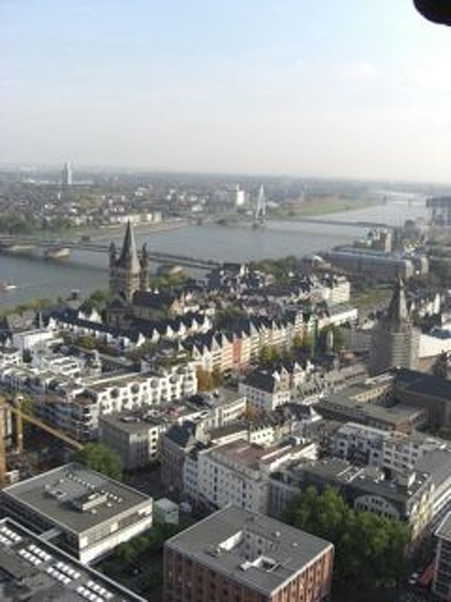 2ユーロで塔に登れるのですが、エレベーターはありません。ひたすら階段を登るので、母はパスして下で待っていましたが、高いところ好きの私は外せないポイントです。<br /><br />頑張って上がると、写真の絶景が待っています。