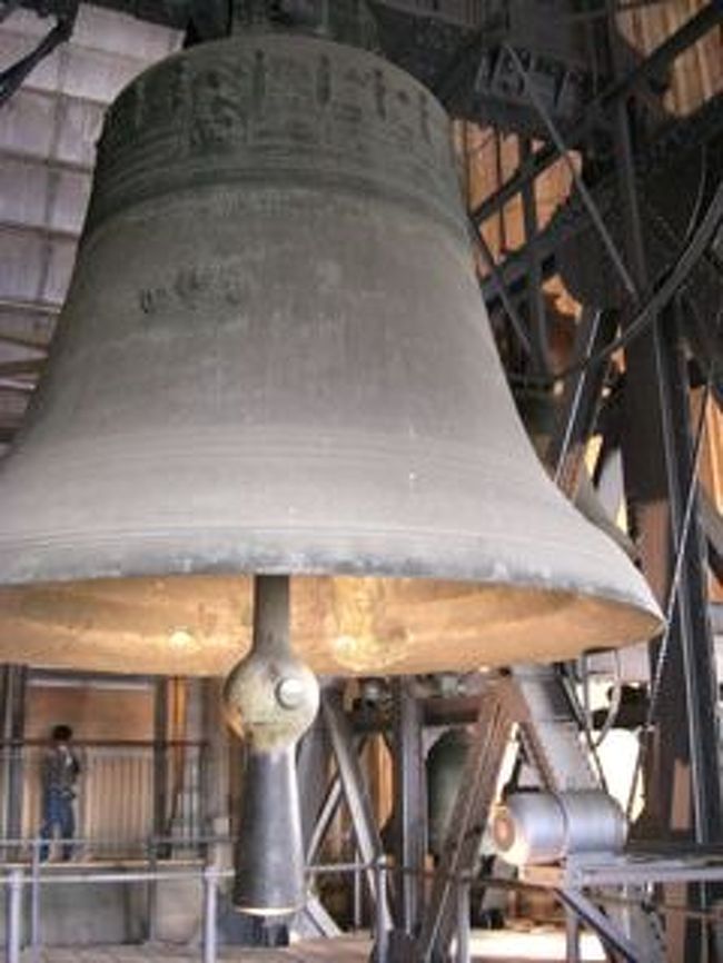 途中、鐘があるところで一周ぐるっと回って鐘を見ることができます。大きい。<br /><br />ここに来るまでに、足はもうガクガクです。