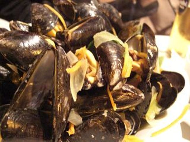 香水店を見た後、そろそろ夕食のお店を決めようということになり、ライン川の方へ歩いたのですが、どこかで道を間違え、1時間近くウロウロすることに・・・。<br /><br />ぐったりしながらも「ムール貝が食べたいね」ということになり、歩き回ると、あるではないですか！