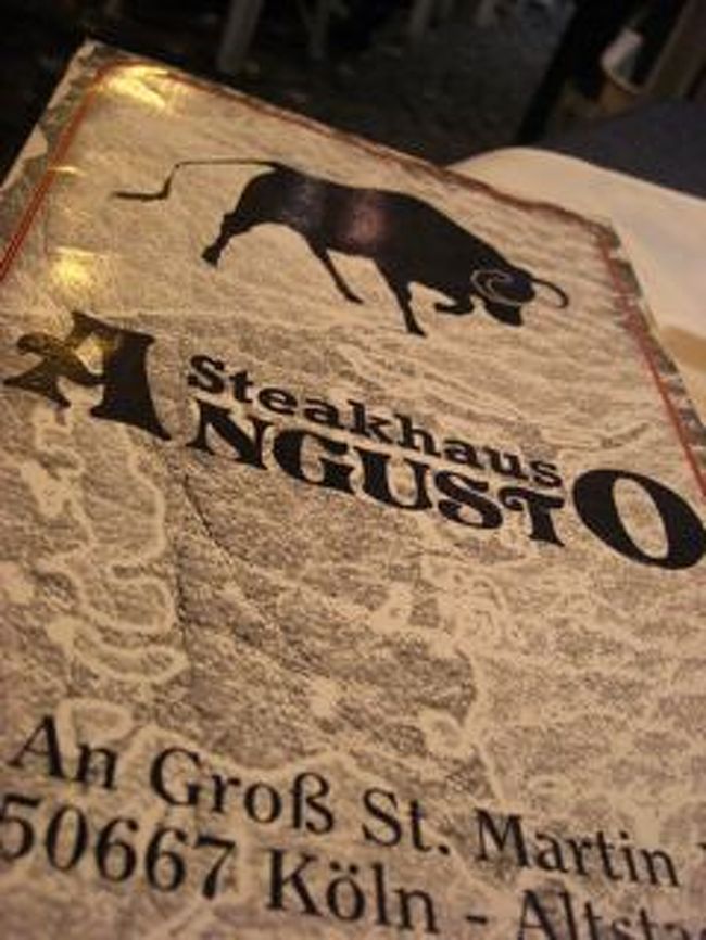 でも、お店はステーキハウスだったのです。<br /><br />もちろん私達の周りは、皆さんステーキを召し上がっていました（他に1組だけムール貝を食べているテーブルを見かけました）。