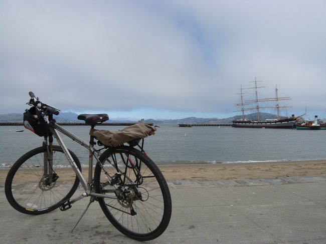 2007/7/16 Mon.<br /><br />フィッシャーマンズワーフにある「Brazing Saddles」で自転車を借り、ゴールデンゲートブリッジへサイクリングです。<br /><br />自転車を借りるとき、お店から地図と帰りのフェリーチケットを頂けます。道順も丁寧に説明して下さいます。そして「楽しんできてね〜」と明るく見送ってくれます。