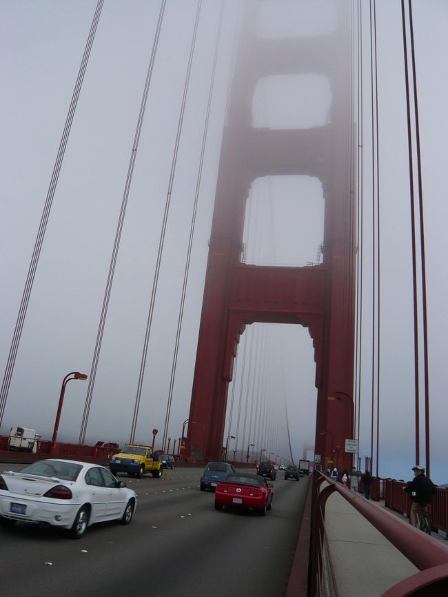 海沿いということもあり、向かい風がかなり強いです・・・。所々キツイ坂道もあります・・・。ゆっくりと約1時間、ようやく橋の入口に到着します。<br /><br />霧に包まれた大きな橋です。<br />オレンジ色の太くて高い柱。実際見たら凄いですよ、これは。