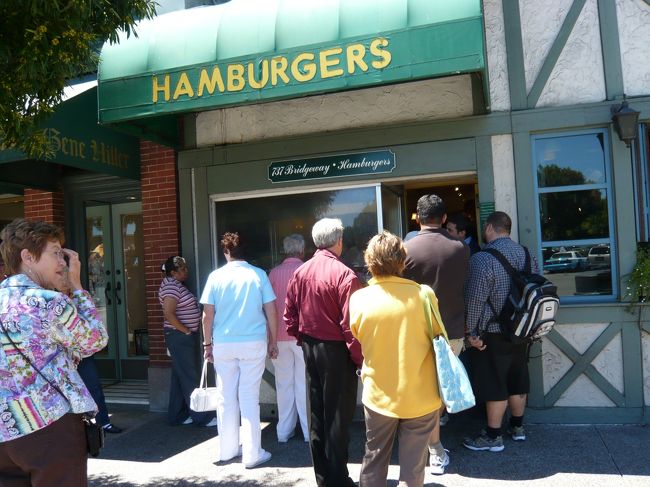 サウサリート名物、ハンバーガー屋さんです。<br />行列ができていました。
