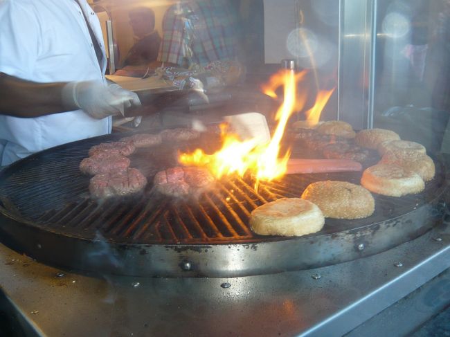 回転する鉄板の上で、美味しそうなお肉が焼かれています。