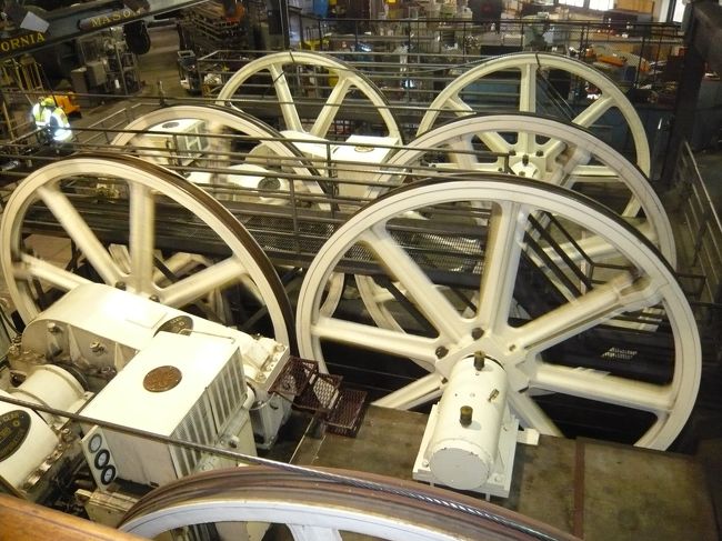 ミュージアムの中では、大きな操縦輪が轟音をうならせて回転しています。市内を走るケーブルカーの原動力は全てここで作り出されています。