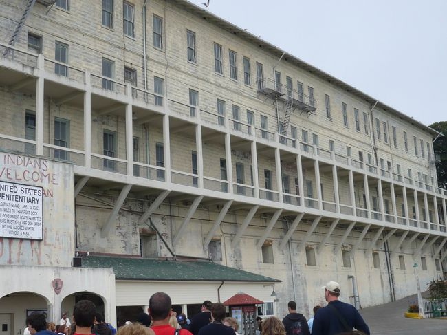 2007/7/17 Tue.<br /><br />SF沖に浮かぶアルカトラズ島の刑務所跡地へ。<br />長い年月、潮風にあたっているためか、建物も不気味な雰囲気を醸し出しています。