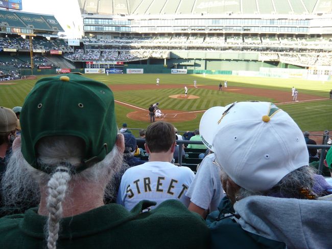 夜は再びオークランドへ。マカフィー・スタジアムで2日連続の野球観戦です。<br /><br />夏なのに・・・、寒い。<br />ナイトゲームは防寒対策をお忘れなく。<br /><br />おかげで、ちょっと体調がおかしい？かも。