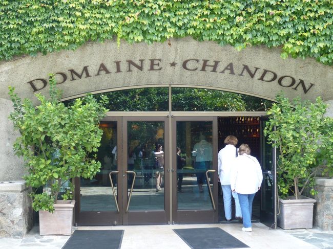 1時間ほど走ると、車窓の両側にはブドウ畑が広がってきます。やがて1軒目のワイナリー、「DOMAINE CHANDON」に到着。<br />スパークリングワインで有名なワイナリーです。<br /><br />