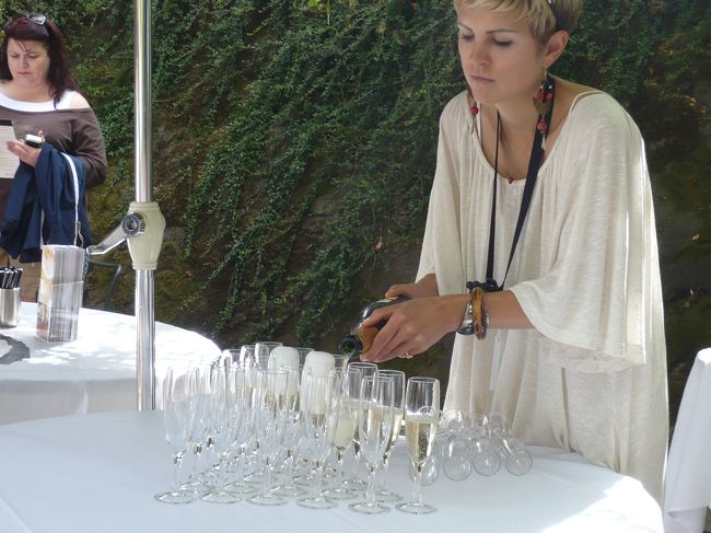 朝から、美味しく冷えたスパークリングワインを3種も試飲。<br />すきっ腹には効きます。<br /><br />