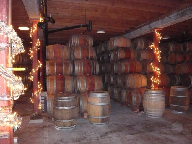 2軒目「V.SATTUI」の酒蔵内。<br />木の樽がたくさん、山積みになっていました。<br /><br />ここでは試飲とランチタイムの休憩です。