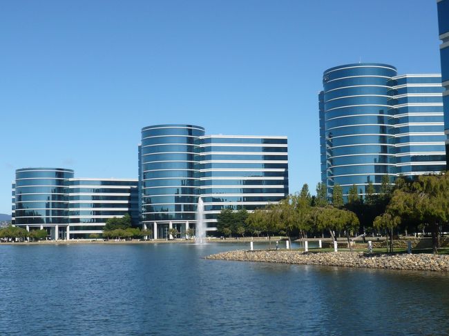 標識に従って、R101をSan Jose方向へ。<br />まずはオラクル本社。円筒型の綺麗な建物。