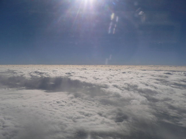 雲の上へぬけ、とっても気持ちよく運航。<br />到着が楽しみ♪