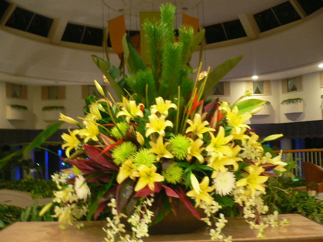 正面にはお花が〜もちろん生花でした。<br />流石南国です。