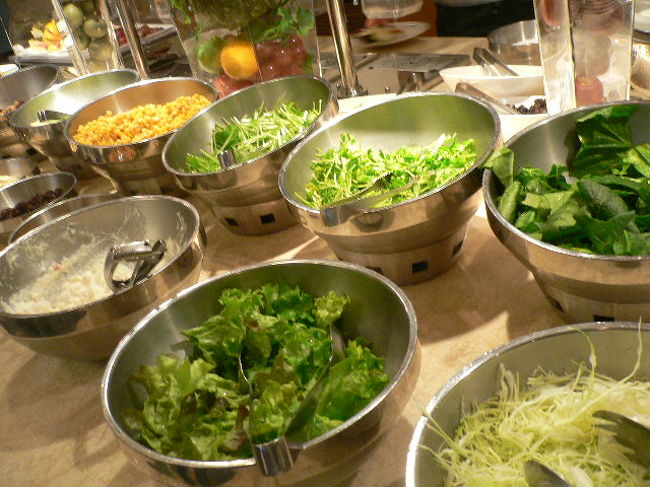 サラダ　　沖縄にしかない葉っぱ？がありました。